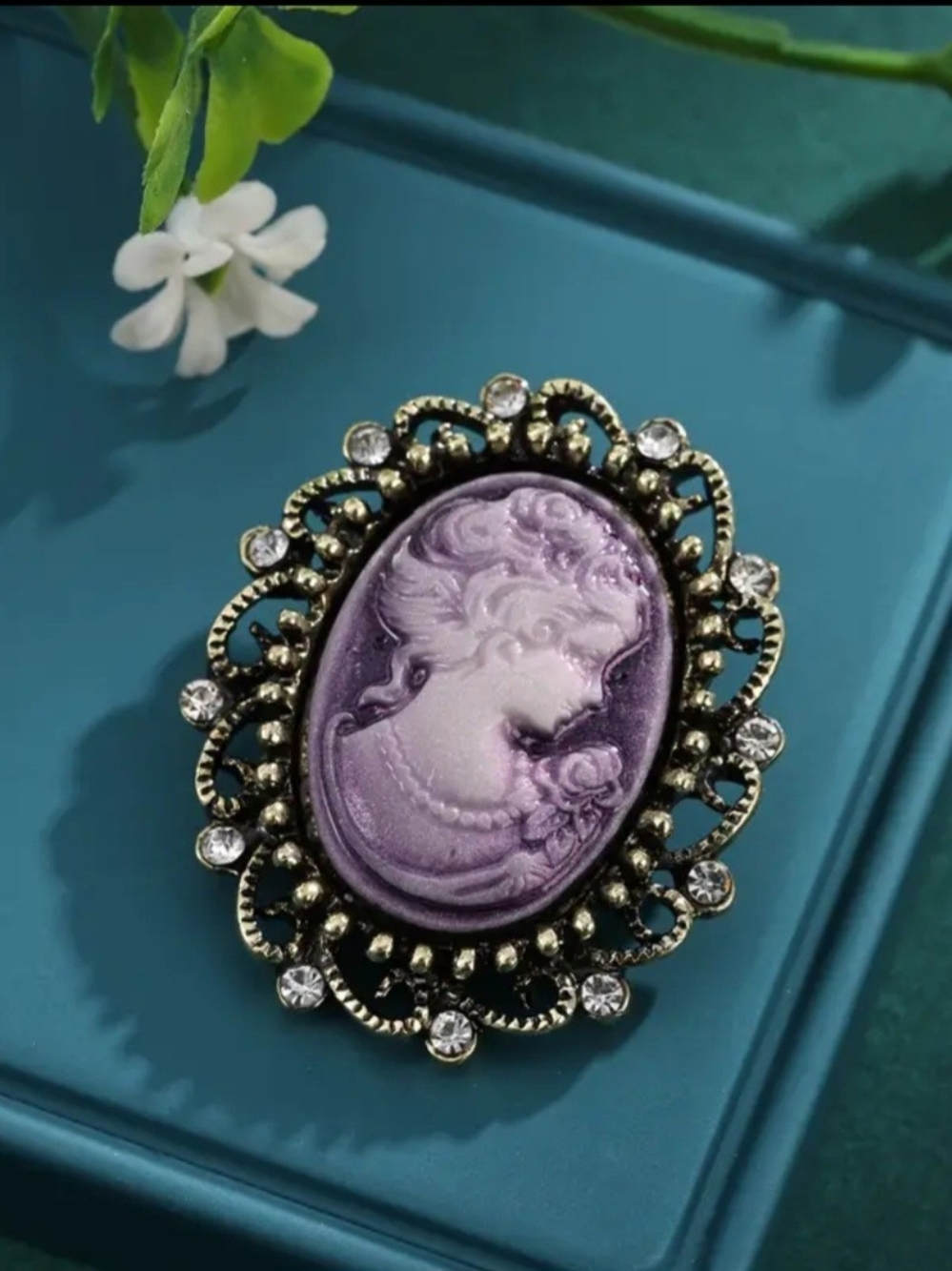 Vintage-Inspired Purple Cameo Brooch - Elegant Women's Fashion Jewelry